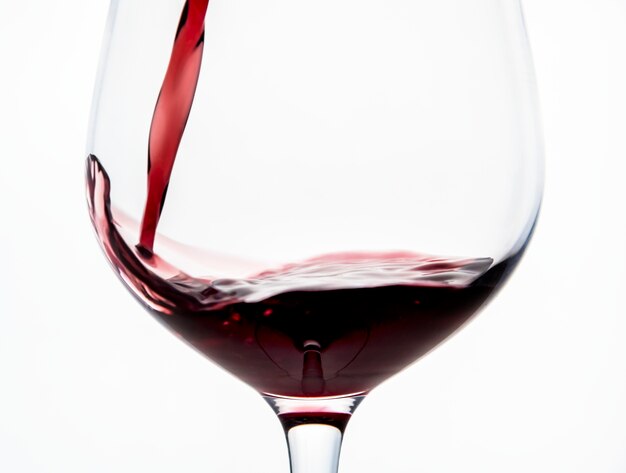 Gieten van een glas rode wijn