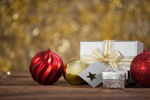 Gift van kerstmis met kleurrijke kerstballen