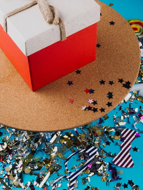 Giftbox en kleurrijke confetti