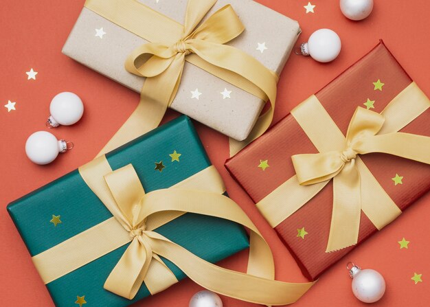 Giften met bollen en gouden sterren voor Kerstmis