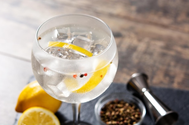 Gin tonic cocktail drinken in een glas op houten tafel