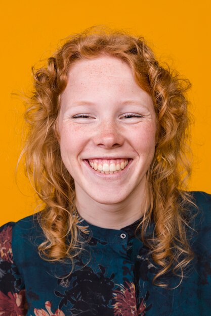 Ginger krullende jonge vrouw lachen