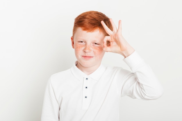 Gratis foto gingerjongen die handgebaar doet