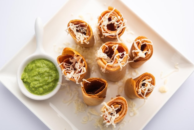 Gini of jini dosa is een streetfood-variëteit in mumbai-stijl geserveerd in een bord met groene chutney
