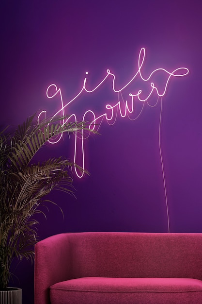 Gratis foto girl power neonreclame in authentiek café