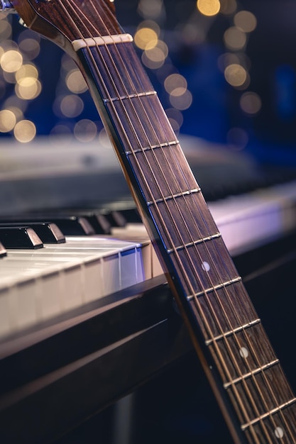 Gitaar en piano toetsen close-up op een onscherpe achtergrond met bokeh