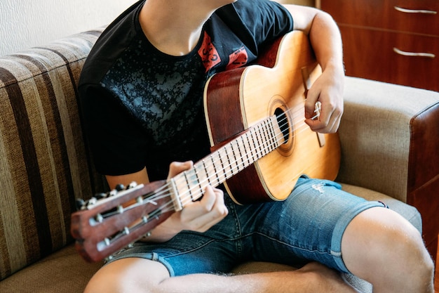 Gitaarlessen voor beginners close-up van handen gitaar spelen online gitaarlessen genieten