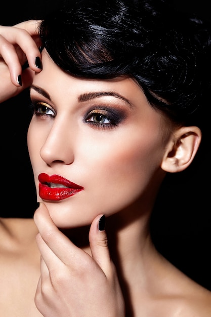 glamour close-up portret van mooie sexy brunette blanke jonge vrouw model met rode lippen