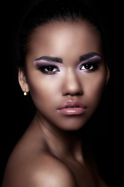 glamour close-up portret van mooie sexy zwarte jonge vrouw model met lichte make-up met een perfecte schone huid