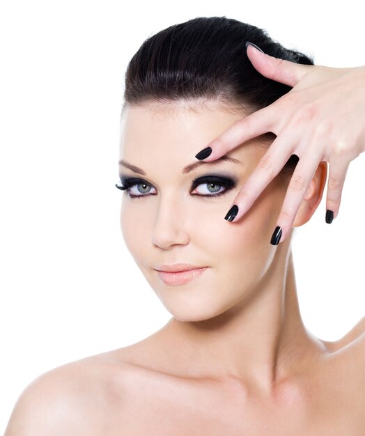 Glamour manicure en mode oog make-up voor mooie vrouw