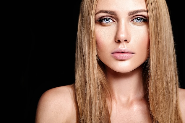 glamour portret van mooie blonde vrouw model dame met verse dagelijkse make-up met nude lippen kleur en schone, gezonde huid gezicht