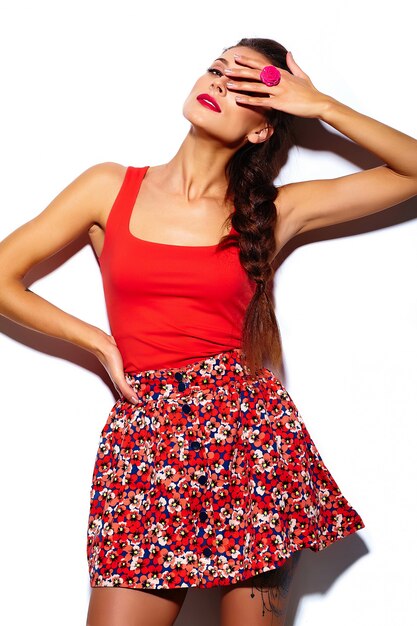 glamour stijlvolle mooie jonge vrouw model met rode lippen in zomer heldere kleurrijke hipster doek