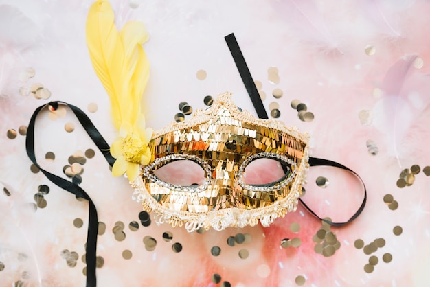 Gratis foto glanzend gouden masker met veren