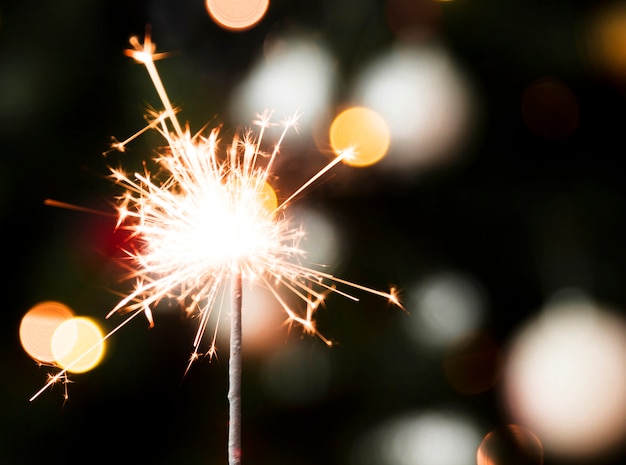 Gratis foto glanzend licht van de bengalen van kerstmis