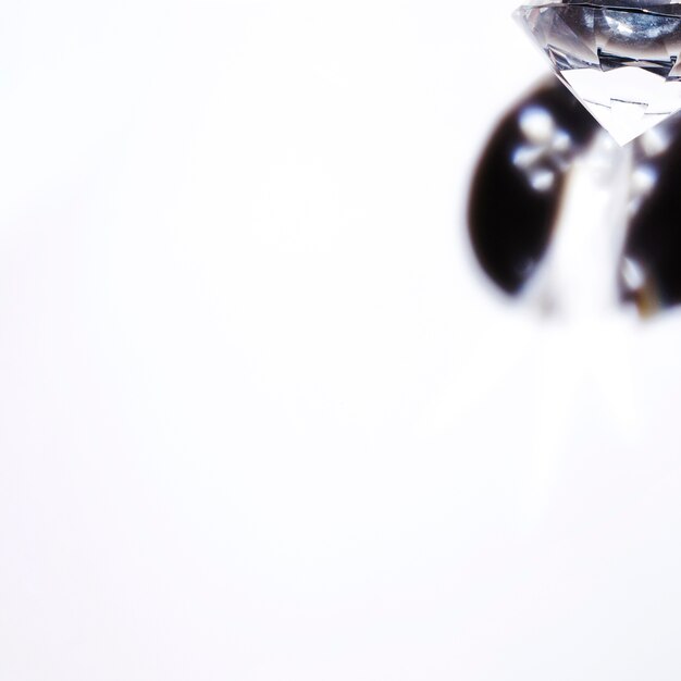 Glanzende diamant op de hoek van witte achtergrond