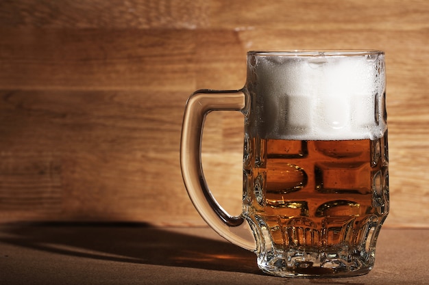 Glas bier over houten oppervlak