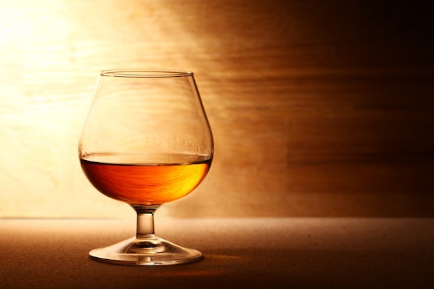 Glas cognac over houten oppervlak