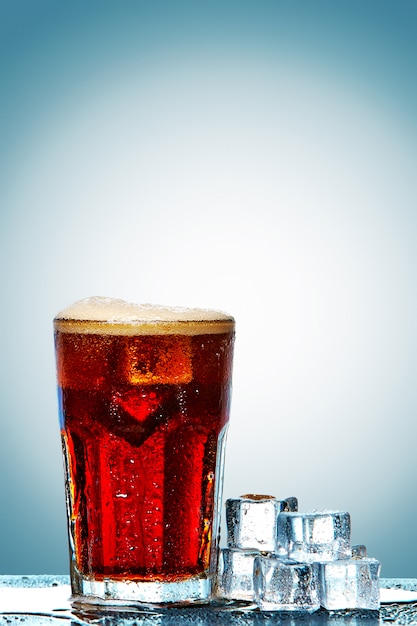 Glas cola met ijsblokjes