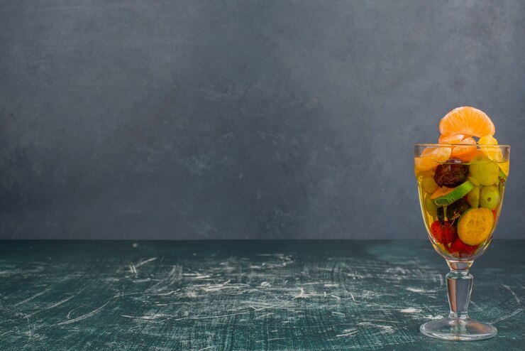Gratis Foto glas gemengd fruit op marmeren tafel.
