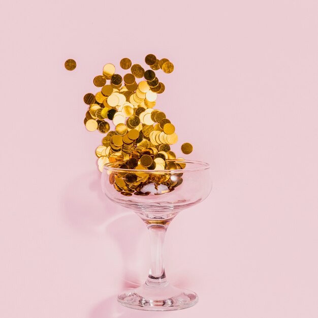 Glas gevuld met gouden confetti