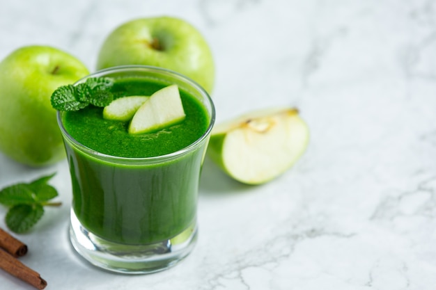 Glas groene appel gezonde smoothie naast verse groene appels