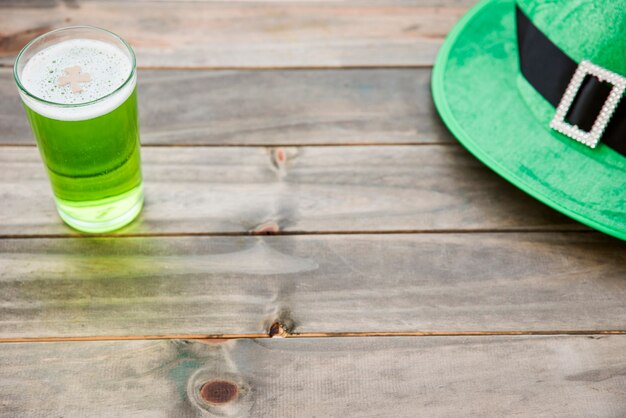 Glas groene drank en Saint Patrick-hoed aan tafel