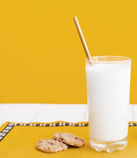 Glas melk en koekjes