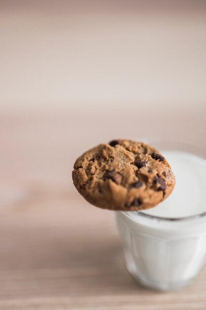 Glas melk met chocoladeschilferkoekjes