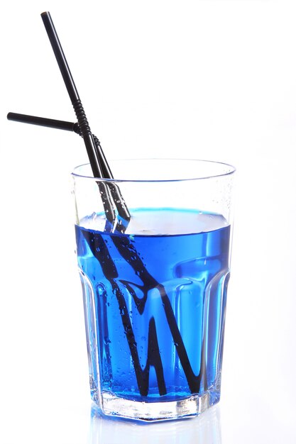 Glas met blauwe cocktail