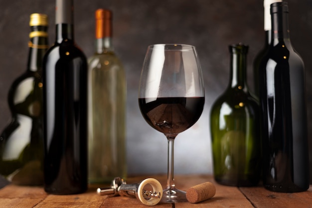 Glas met regeling van wijnflessen erachter