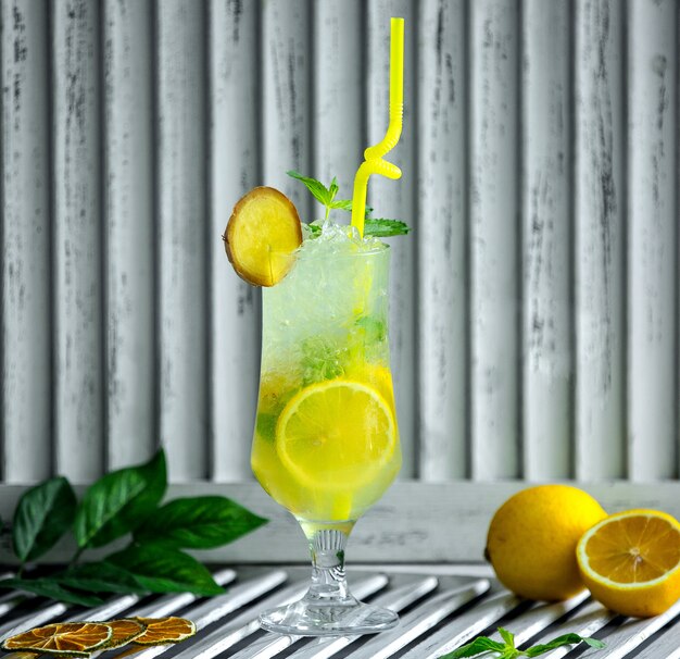 Glas mojito met limoenplakken