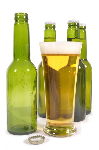 Glas pils bier met groene flessen
