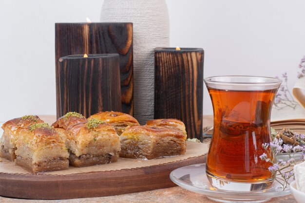 Glas thee en traditionele verschillende baklava's op marmeren tafel.