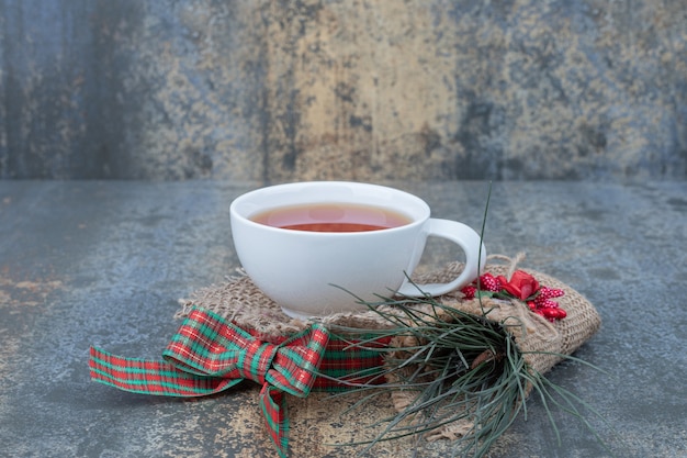 Glas thee met lint en ornament op marmeren lijst. Hoge kwaliteit foto