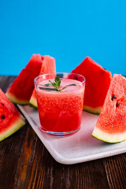 Glas van de vooraanzicht het natuurlijke watermeloen met sap