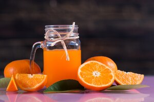 Gratis foto glas vers sinaasappelsap met oranje segment
