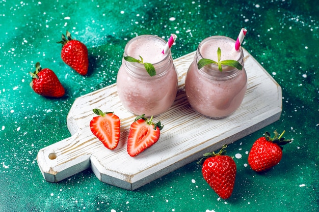 Gratis foto glas verse aardbeien milkshake, smoothie en verse aardbeien, gezond eten en drinken concept.