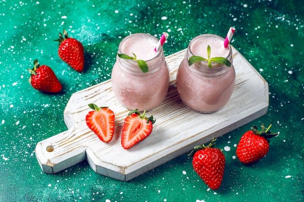 Glas verse aardbeien milkshake, smoothie en verse aardbeien, gezond eten en drinken concept.