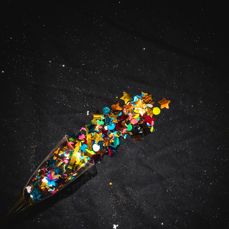 Gratis Foto glas vol met confetti op de vloer