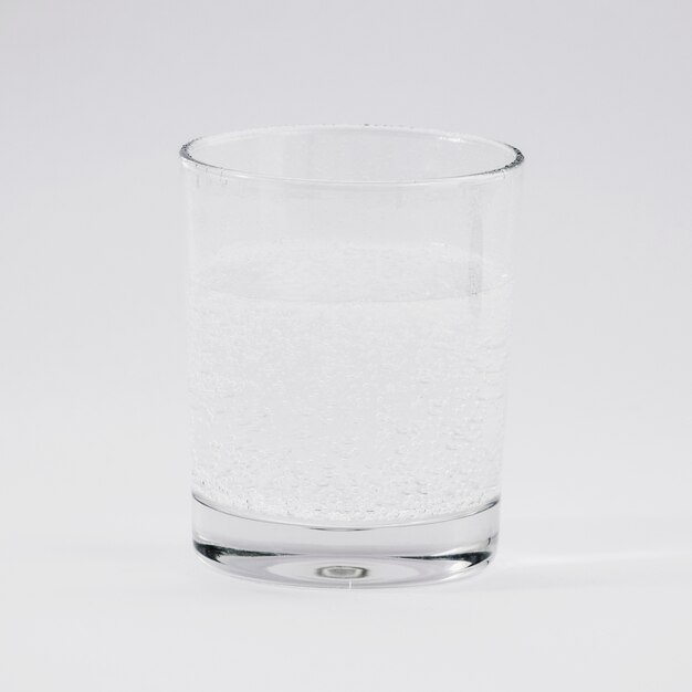 Glas water op grijze achtergrond