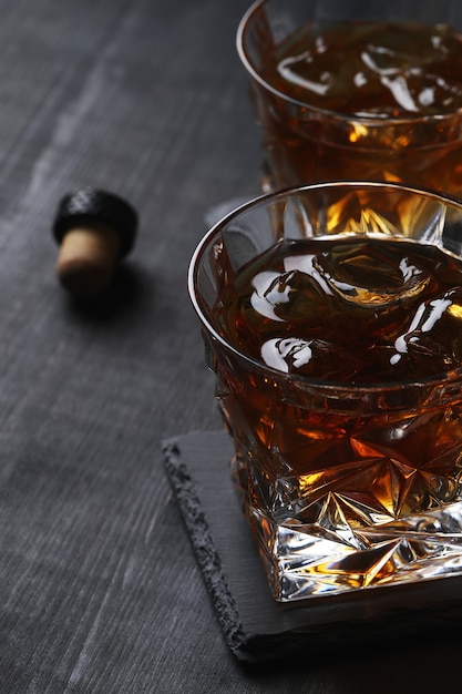 Glas whisky of bourbon, alleen met ijs