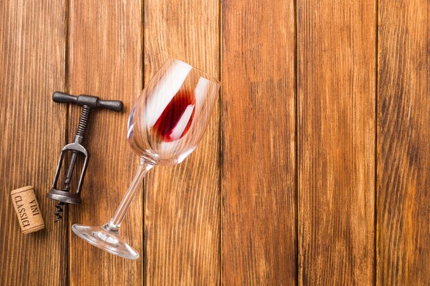 Glas wijn en kurkentrekker kopie ruimte