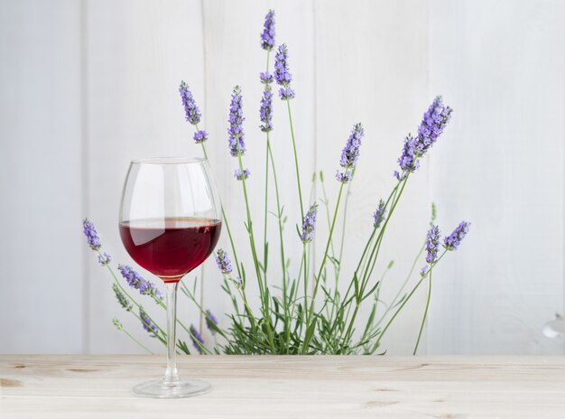 Glas wijn met lavendelstruik