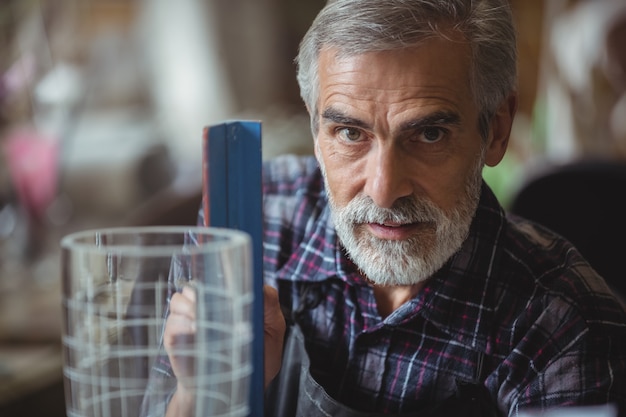 Glasblazer die aan een glaswerk werkt