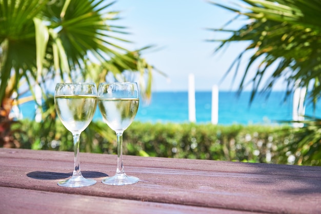 Glazen champagne bij een resortzwembad in een luxehotel. Feest bij het zwembad. Gietend drankje in een glas. Amara Dolce Vita luxe hotel. Toevlucht. Tekirova-Kemer. kalkoen