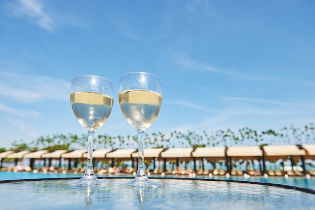 Glazen champagne bij een resortzwembad in een luxehotel. Feest bij het zwembad. Gietend drankje in een glas. Amara Dolce Vita luxe hotel. Toevlucht. Tekirova-Kemer. kalkoen
