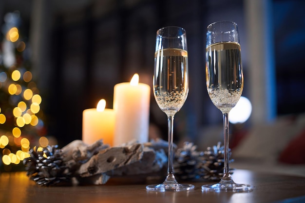 Glazen champagne staande op tafel met kerstdecor