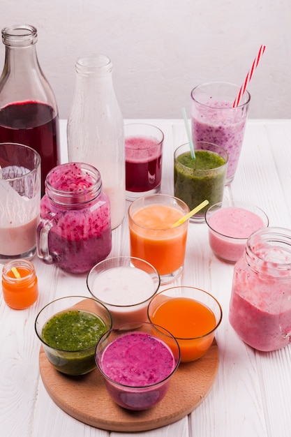 Gratis foto glazen en flessen met kleurrijke drankjes
