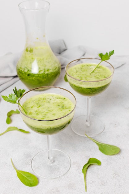 Gratis foto glazen gezonde smoothies met salade