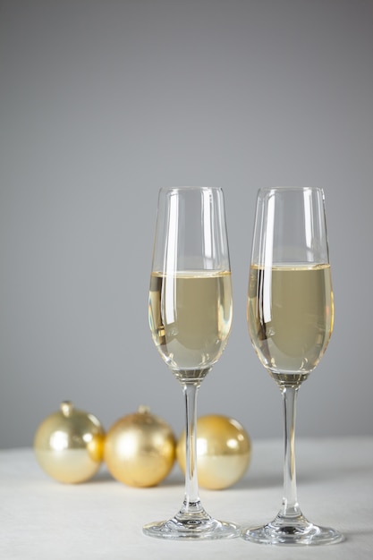 Glazen met champagne en geschenken achtergrond